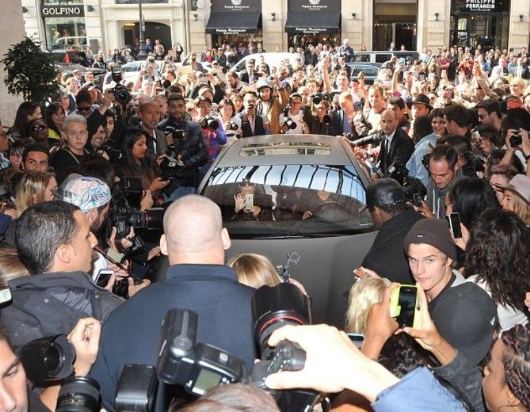 Limuzína, v ktorej sedela Kim Kardashian, bola obklopená davom ľudí 